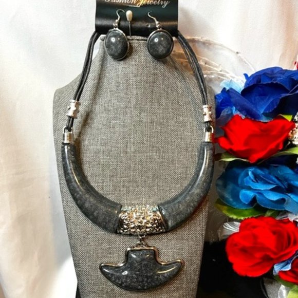 Gray Fashion Necklace Set with Matching Earrings. - Picture 1 of 4